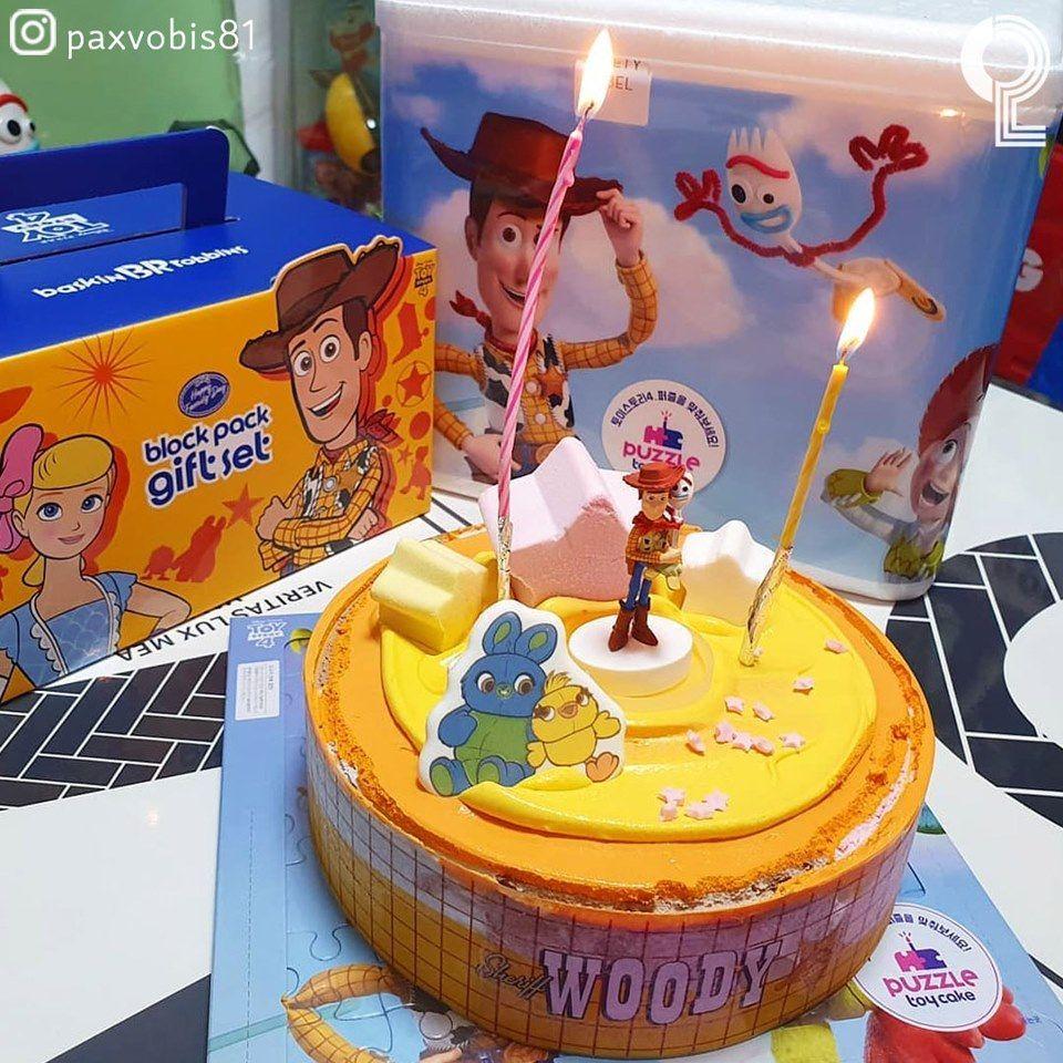 庆祝场合下的玩具总动员4胡迪主题冰淇淋蛋糕，配有生日蜡烛和可爱的装饰。